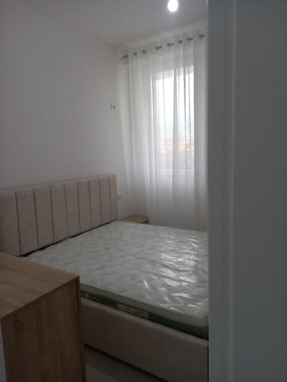 Jepet me qira apartament 1+1 me garazh në Kompleksin Tudas, Astir