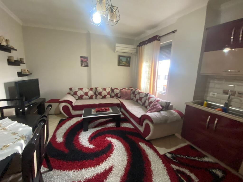 Jepet me qera 2+1 + parking mobiluar ashensor 450 eu