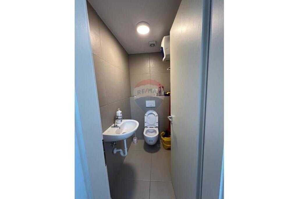 Shop for rent on Barrikadave street!