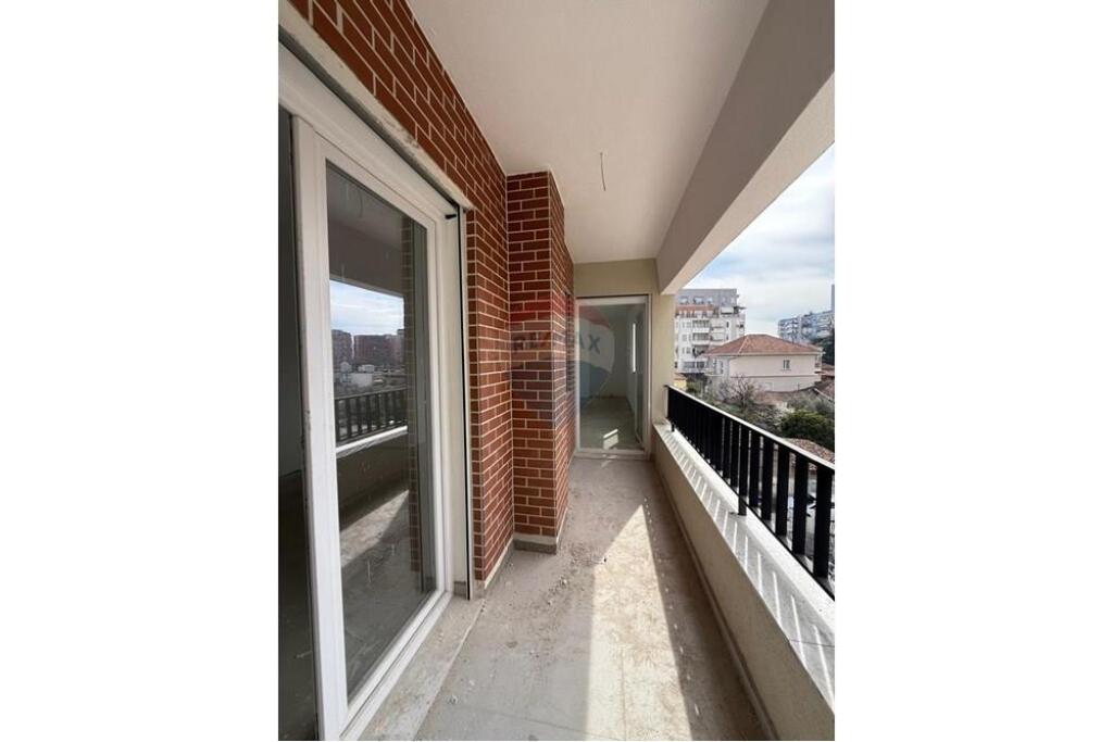 Shitet Apartament 2+1 Pazari i Ri