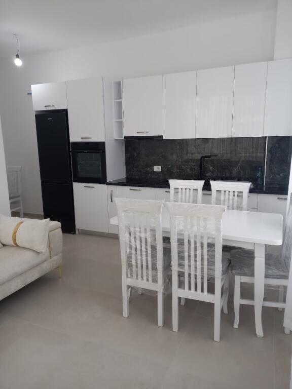 Jepet me qira apartament 1+1 me garazh në Kompleksin Tudas, Astir