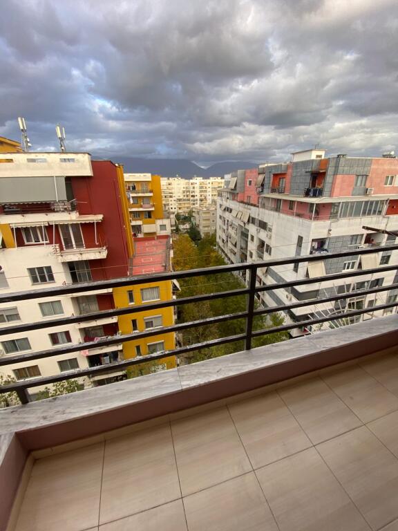 Jepet me qera 2+1 + parking mobiluar ashensor 450 eu