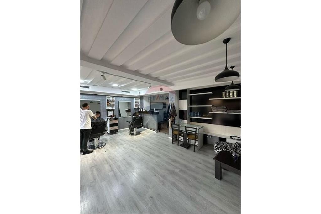 Shitet ambient dyqani ne Myslym Shyri