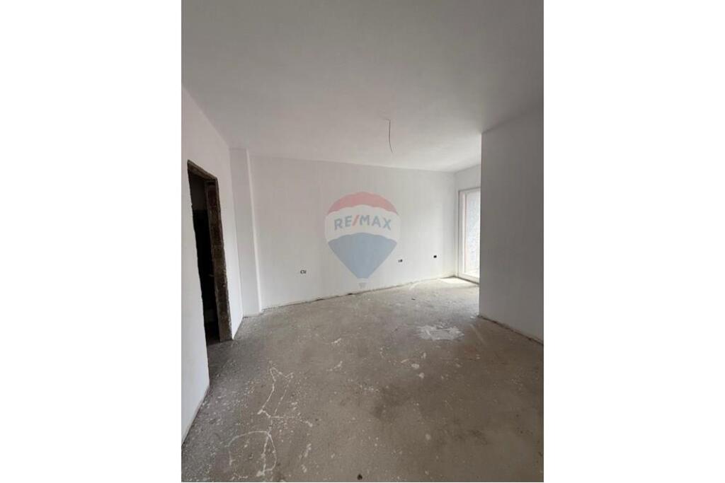 Shitet Apartament 2+1 Pazari i Ri