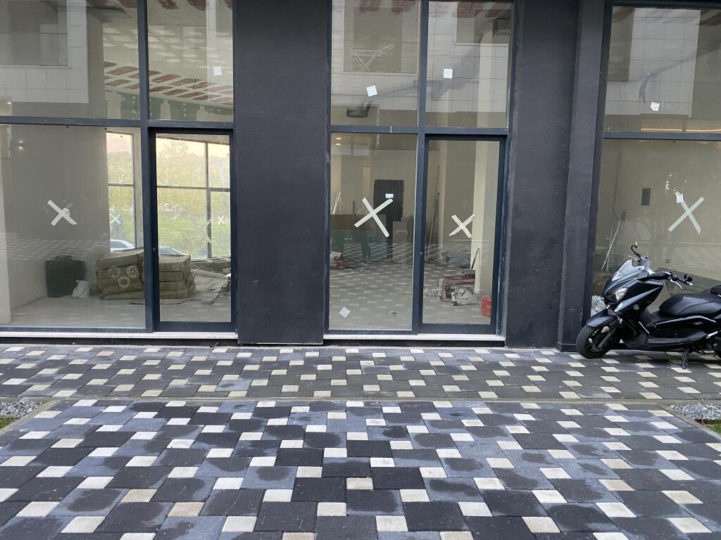 Dyqan buze rruge,liqeni i thate,cmimi 3500 euro,me 2poste parkimi