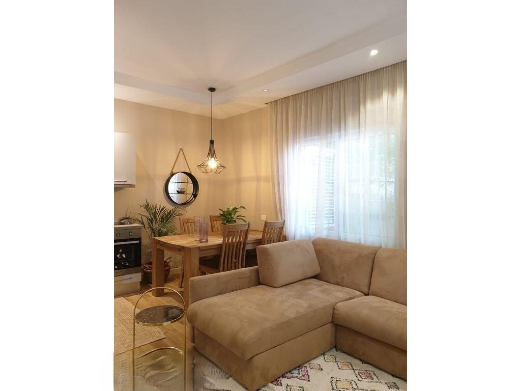 JEPET ME QIRA KATI I PARE I NJE VILE 1+1 + POST PARKIMI DHE VERANDE 650 € /Muaj