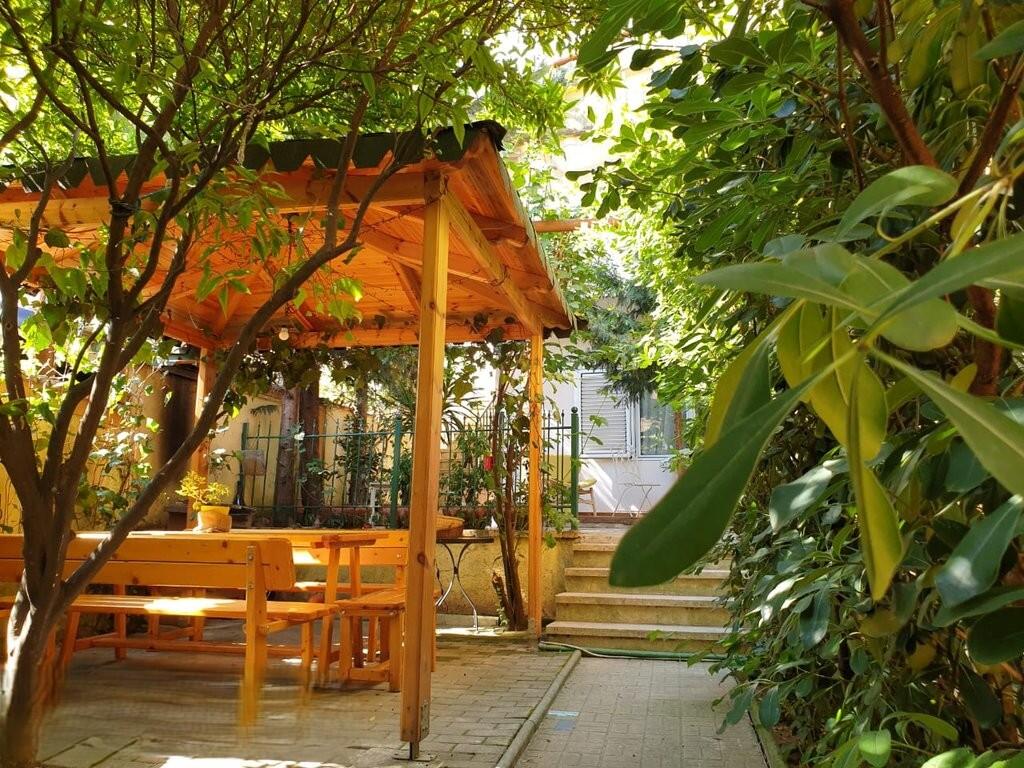 JEPET ME QIRA KATI I PARE I NJE VILE 1+1 + POST PARKIMI DHE VERANDE 650 € /Muaj