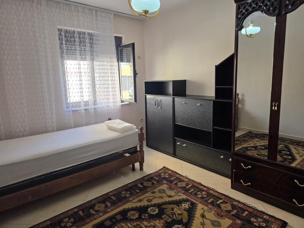 Rruga Siri Kodra,perballe Ambulances Nr.3 jepet me qera apartament ,pjeserisht i mobiluar. 600 Euro