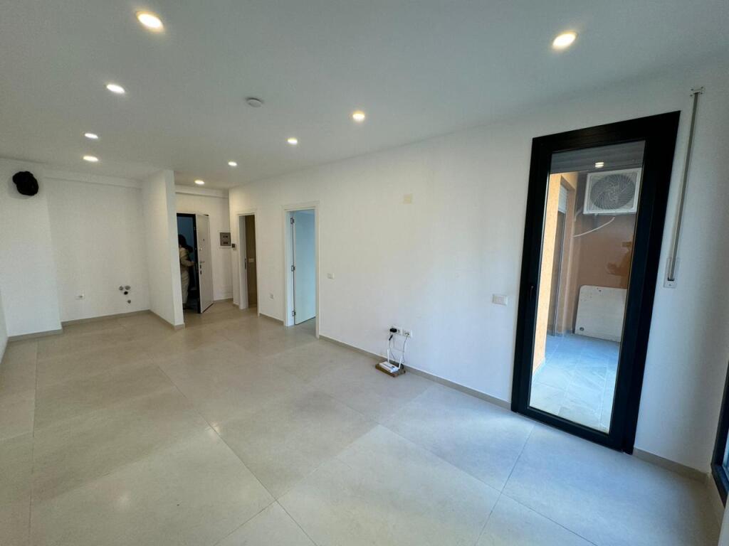 🏢Kongresi i Manastirit Street, Zirkon Complex, business premises for rent for offices with an area of 68m2, empty 450 Euro  