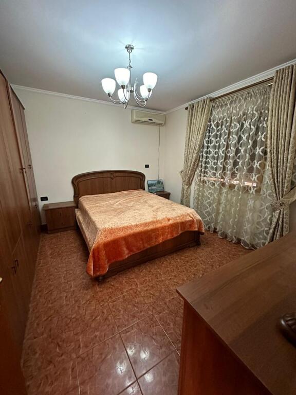 Fabrika e Miellit Apartament 2+1+  2 poste parkimi. Jepet me qera kati i dyte i nje vile private me hyrje te dedikuar.