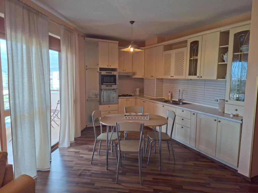 Jepet me qira apartament 2+1, 105 m² – Yzberisht, përballë Gega Oil