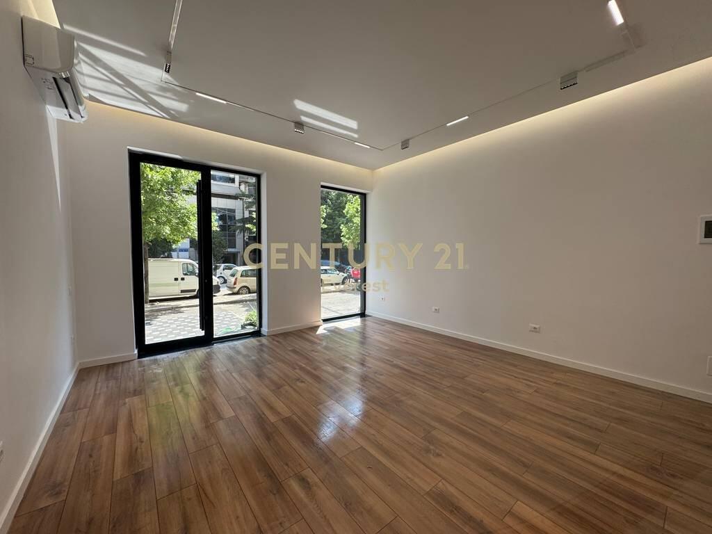 NEAR SQUARE 21, WE RENT COMMERCIAL SPACE