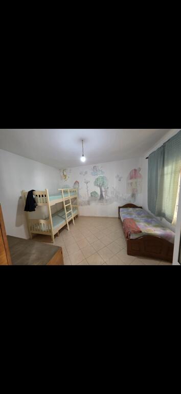 5 Maji Jepet Shtepi 2+1 Me Qera