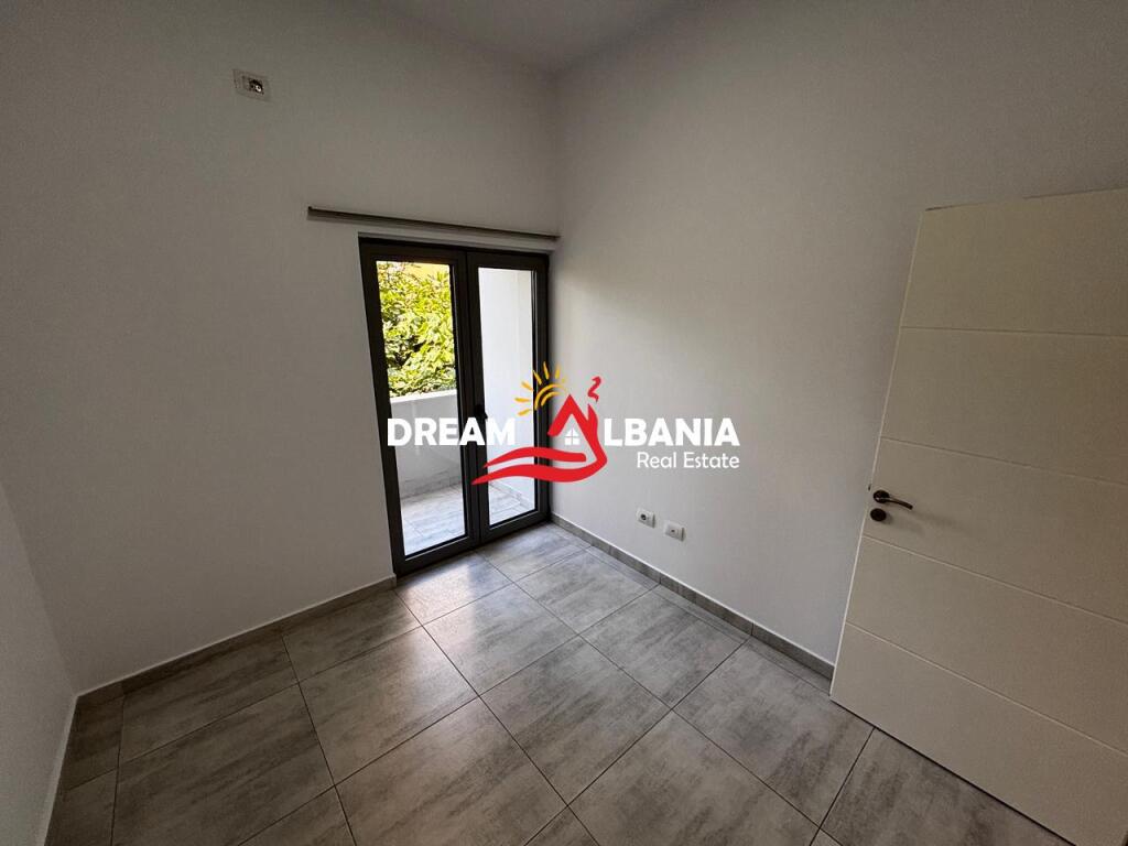 Zyre me qera tek Medreseja ( ID 42611375)