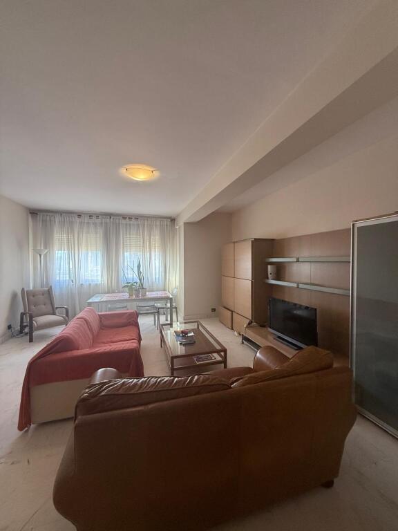 Jepet me qera apartament 2+1 tek Torre Drini!