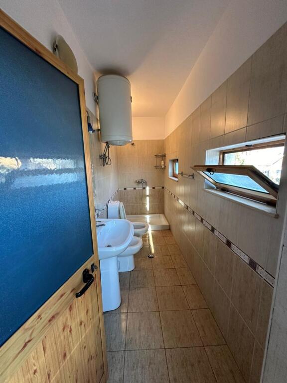 Fabrika e Miellit Apartament 2+1+  2 poste parkimi. Jepet me qera kati i dyte i nje vile private me hyrje te dedikuar.