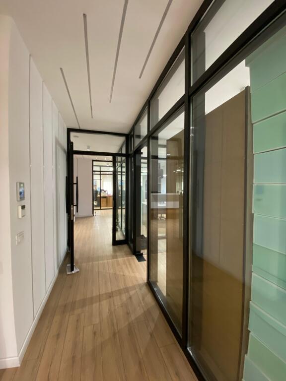 Jepet zyrë me qira – Qendër, pranë Bulevardit Zogu i Parë