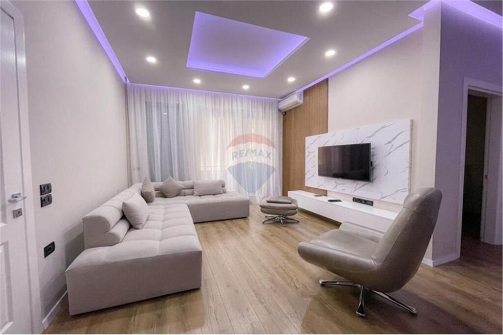 APARTAMENT LUKSOZ 2+1+PARKIM NE QENDER-PAZARI RI