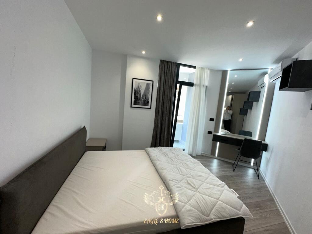 ME QIRA MOBILIM I RI PAMJE NGA DETI DHE VEND PARKIMI 2+1 WHITE HILL