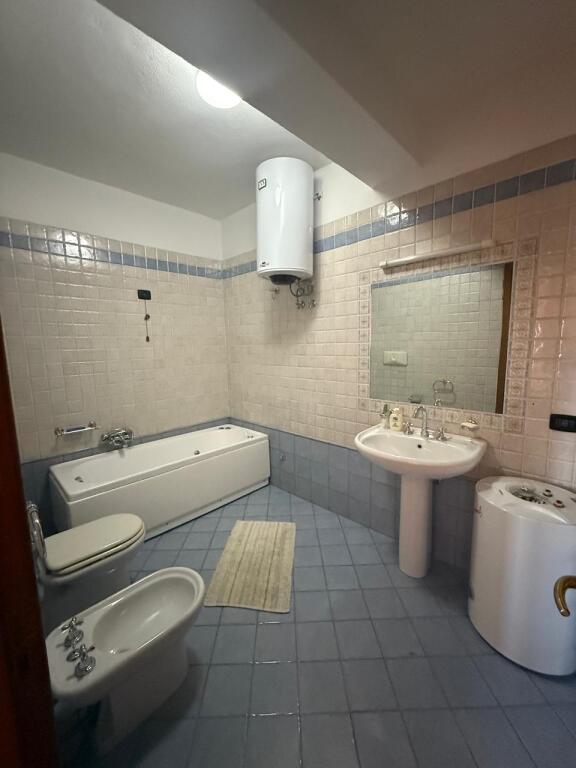 Jepet me qera apartament 2+1 tek Torre Drini!