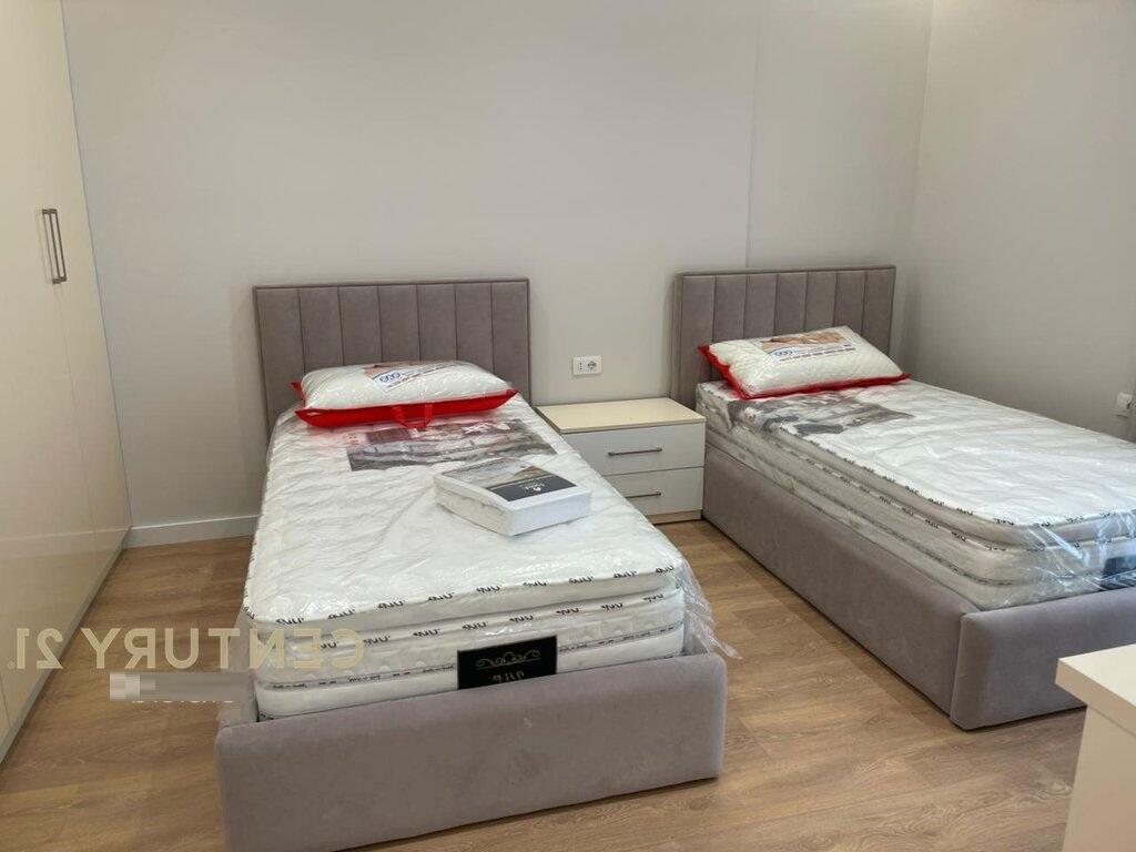 Jepet apartament 3+1+2 për QIRA në Univers City!