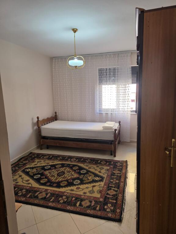 Rruga Siri Kodra,perballe Ambulances Nr.3 jepet me qera apartament ,pjeserisht i mobiluar. 600 Euro