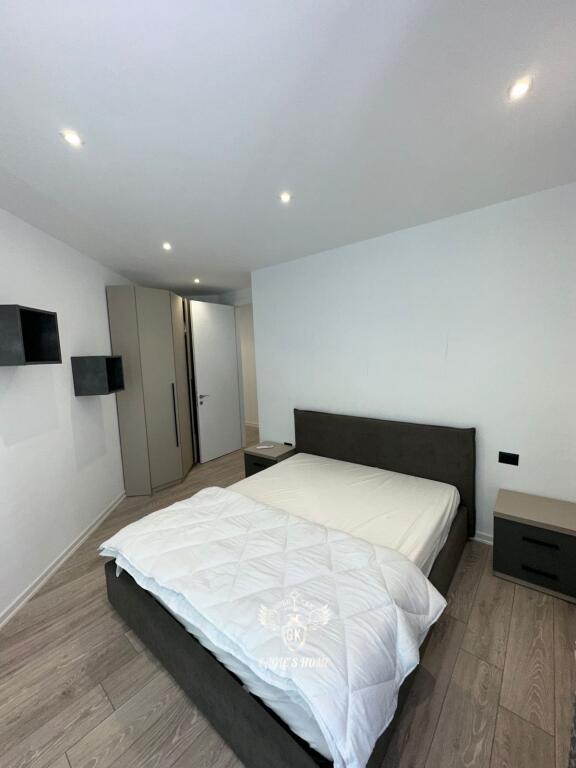 ME QIRA MOBILIM I RI PAMJE NGA DETI DHE VEND PARKIMI 2+1 WHITE HILL