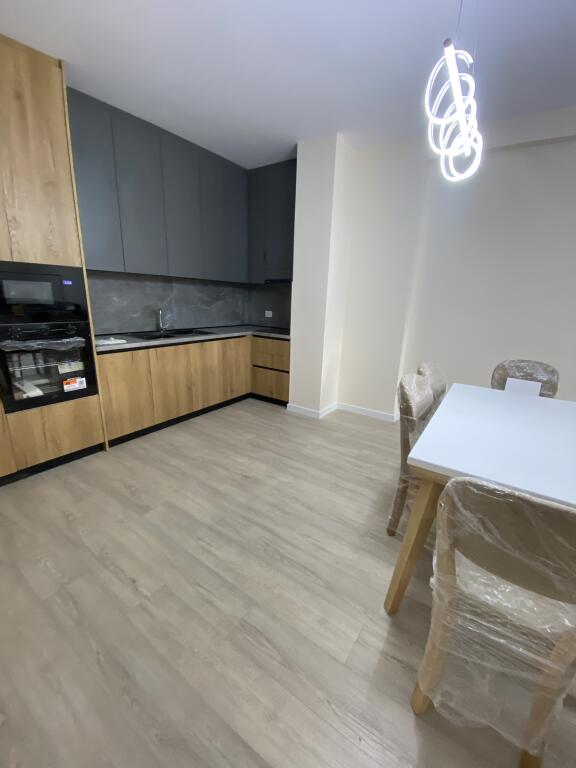 2+1,i mobiluar per here te pare,liqeni i thate,1300 euro me parkim