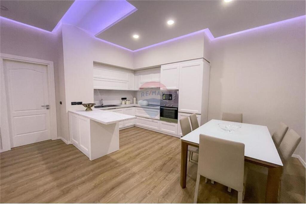 APARTAMENT LUKSOZ 2+1+PARKIM NE QENDER-PAZARI RI