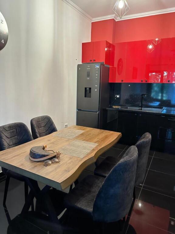 Jepet me qera apartament 1+1 te Farmacia 10