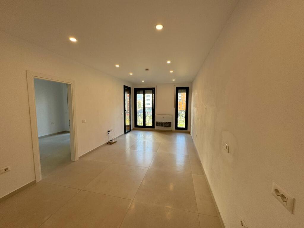 🏢Kongresi i Manastirit Street, Zirkon Complex, business premises for rent for offices with an area of 68m2, empty 450 Euro  