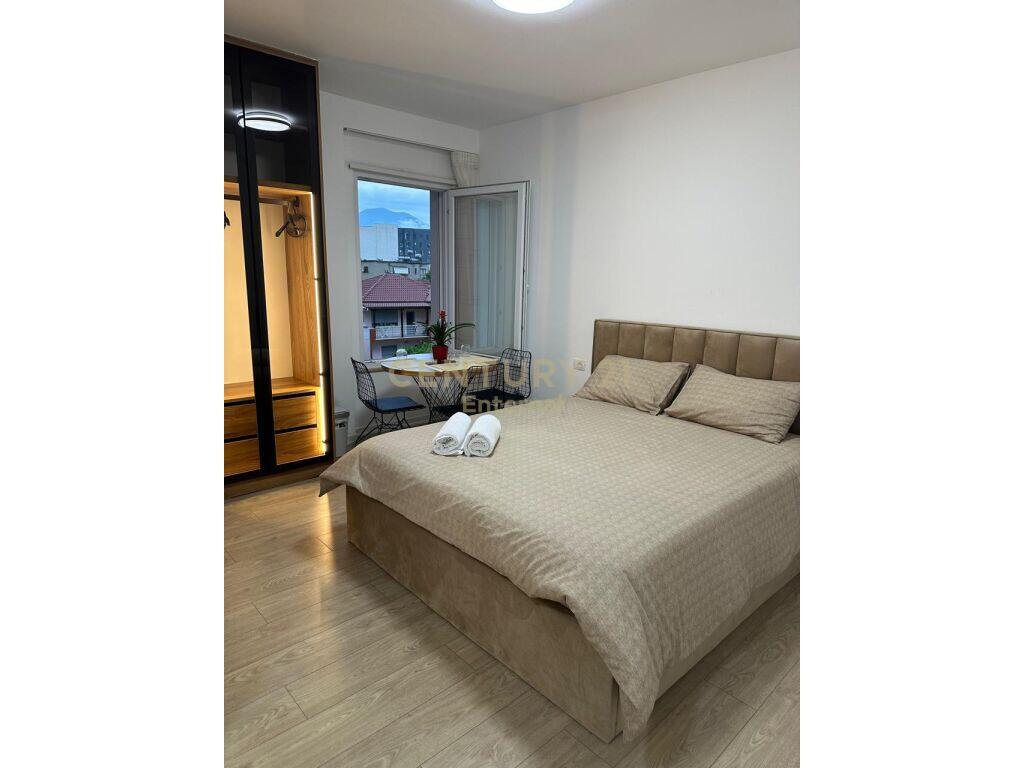 Shitet apartamant 1+1+ studio tek Shkolla Osman Yderizi!