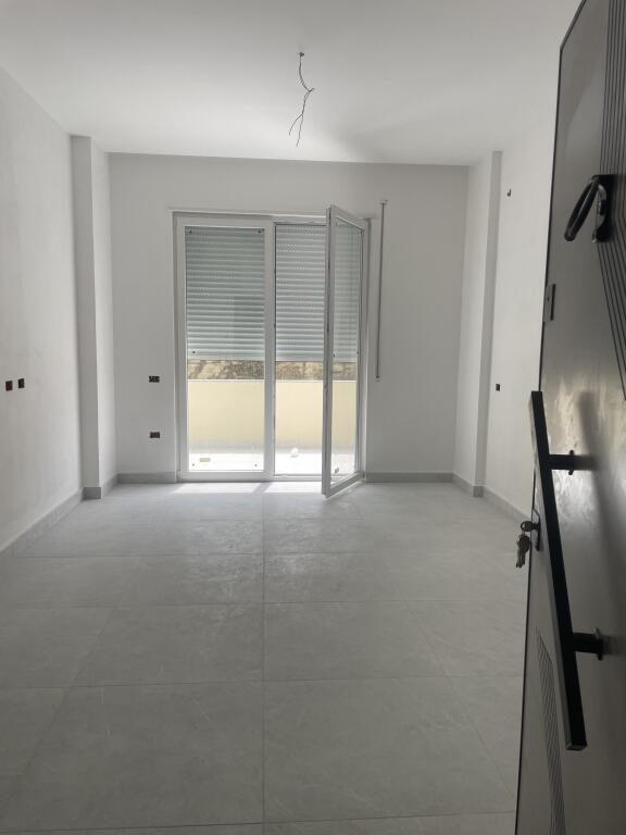 🏖️ Super Appartamento Appena Investito in Vendita a Shkëmbi i Kavajës! 🌅