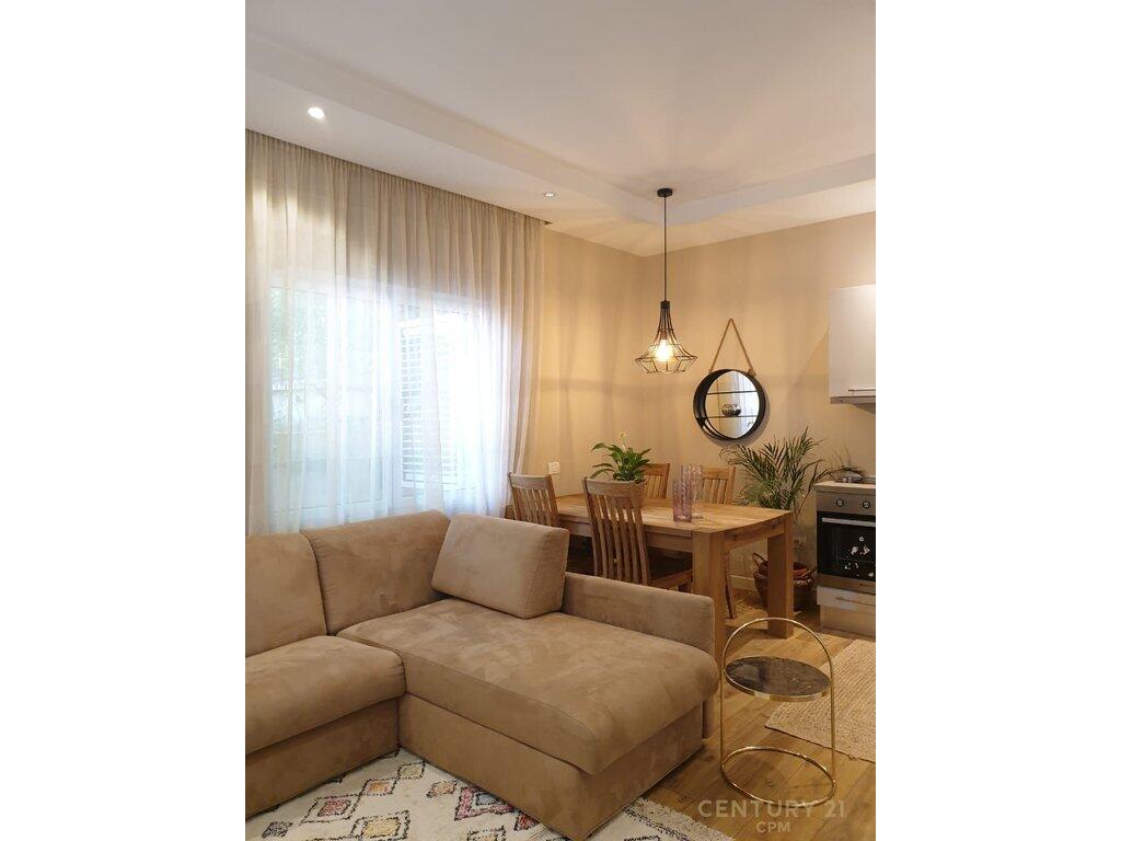 JEPET ME QIRA KATI I PARE I NJE VILE 1+1 + POST PARKIMI DHE VERANDE 650 € /Muaj