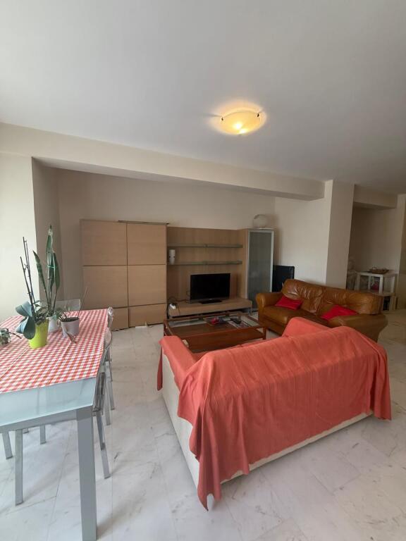 Jepet me qera apartament 2+1 tek Torre Drini!