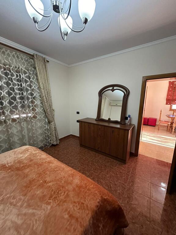 Fabrika e Miellit Apartament 2+1+  2 poste parkimi. Jepet me qera kati i dyte i nje vile private me hyrje te dedikuar.