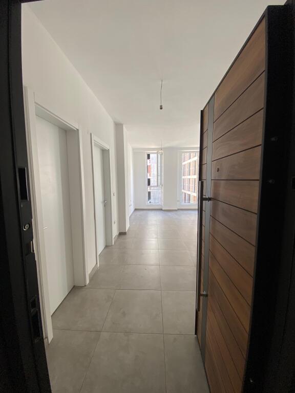Tirane, affittasi dal Proprietario, senza commissione appartamento 1+1+Annesso+Balcone Piano 1, 70 m²  (nuovo viale complesso Avid)
