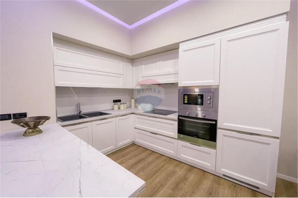 APARTAMENT LUKSOZ 2+1+PARKIM NE QENDER-PAZARI RI