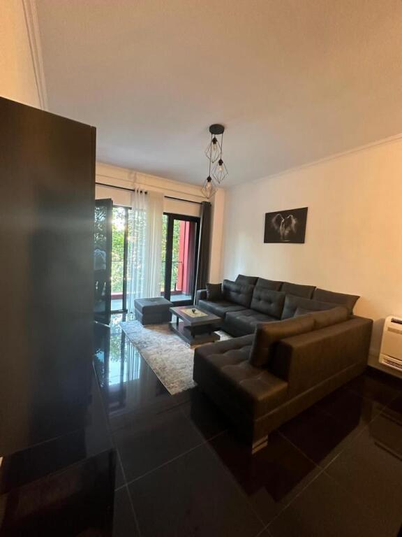 Jepet me qera apartament 1+1 te Farmacia 10
