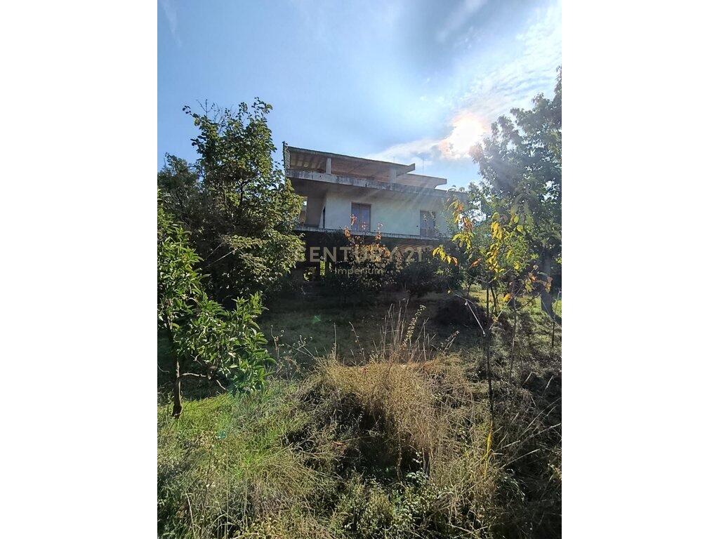 3-storey house with garden in Ibë, just a few minutes from Tirana! 400,000 €