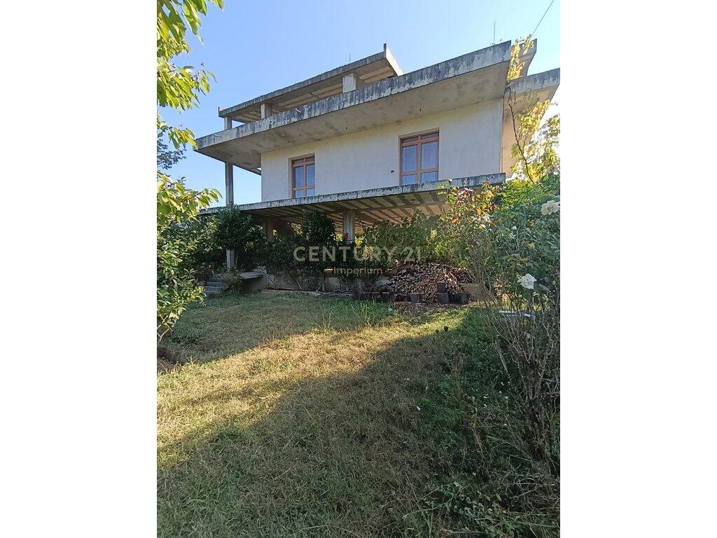 3-storey house with garden in Ibë, just a few minutes from Tirana! 400,000 €