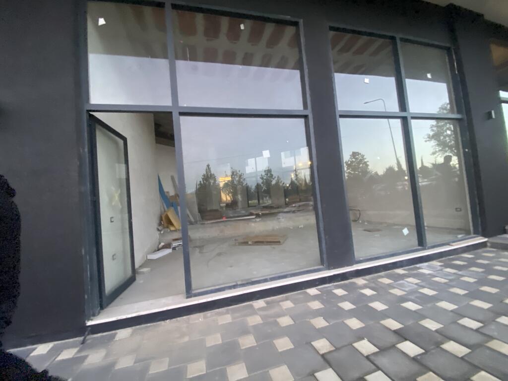 Dyqan buze rruge,liqeni i thate,cmimi 3500 euro,me 2poste parkimi