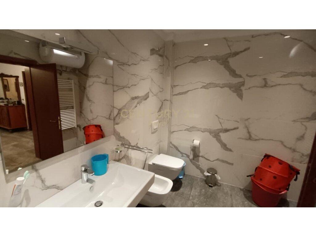 Apartament 4+1+2 per shitje prane rruges Myslym Shyri