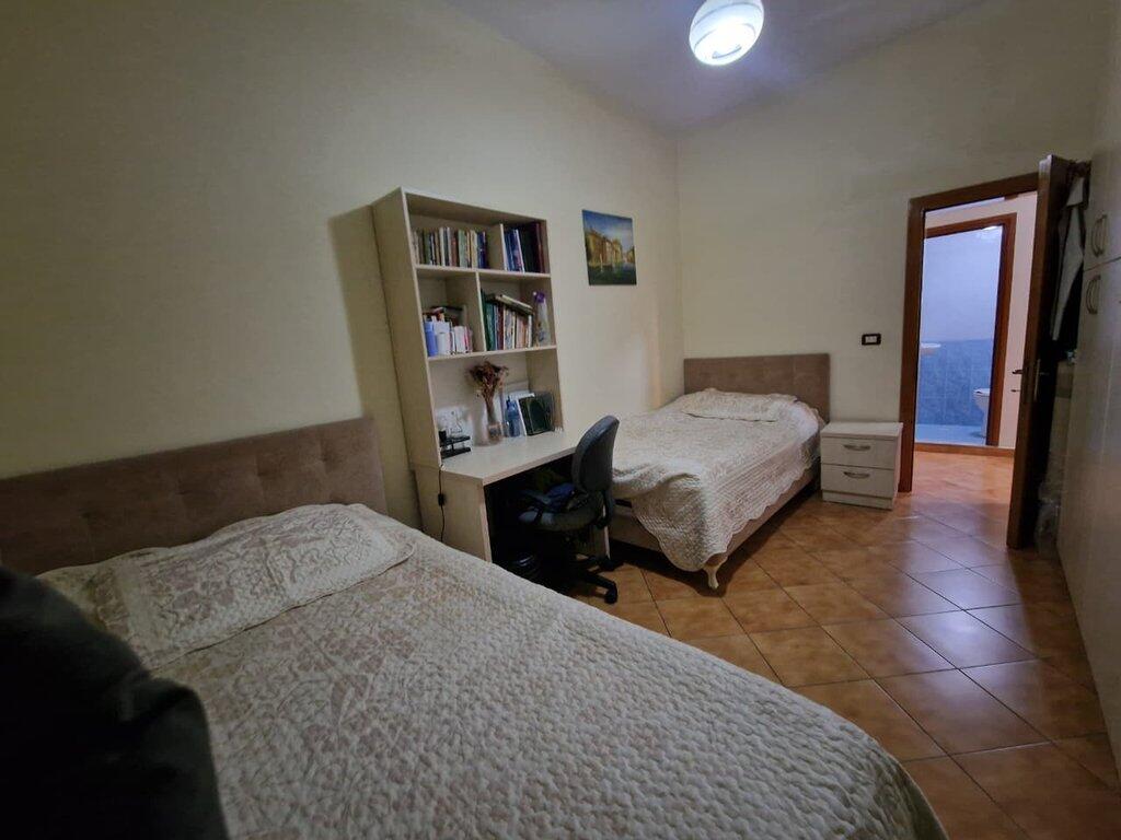 🏠 Jepet me qira apartament 2+1+2 në zonën e Shallvareve, buzë rrugës kryesore!