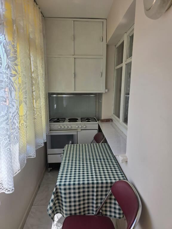 Rruga Siri Kodra,perballe Ambulances Nr.3 jepet me qera apartament ,pjeserisht i mobiluar. 600 Euro