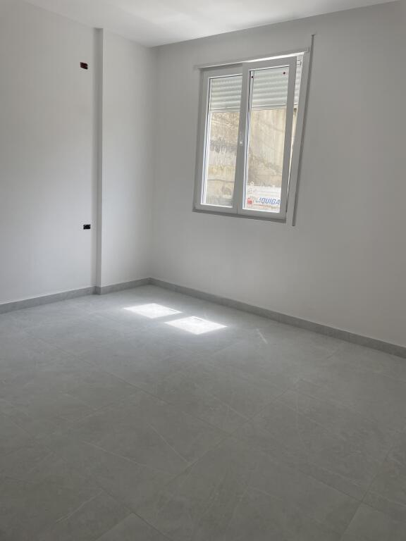 🏖️ Super Appartamento Appena Investito in Vendita a Shkëmbi i Kavajës! 🌅
