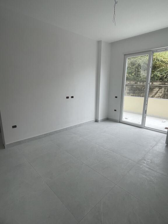 🏖️ Super Appartamento Appena Investito in Vendita a Shkëmbi i Kavajës! 🌅