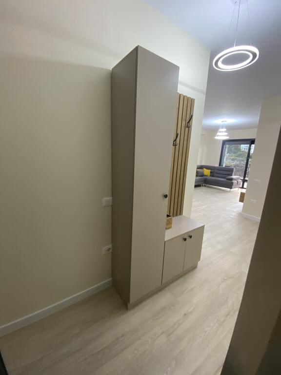 2+1,i mobiluar per here te pare,liqeni i thate,1300 euro me parkim