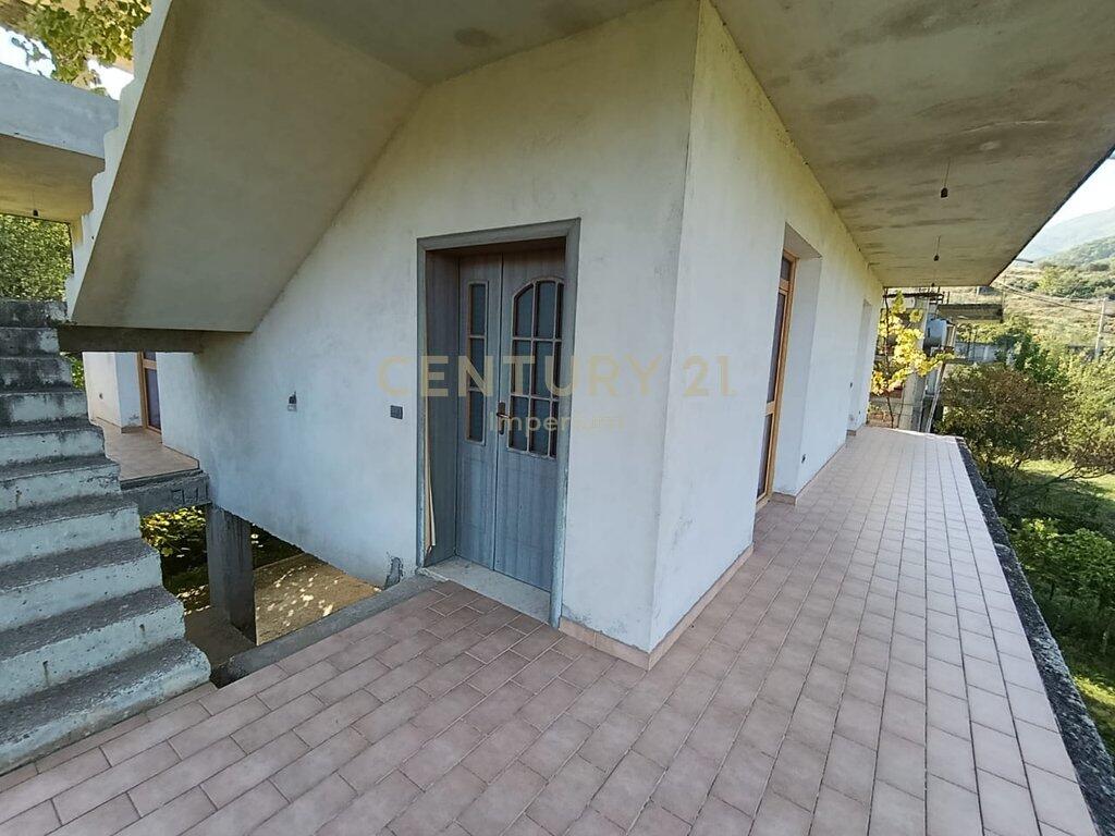 3-storey house with garden in Ibë, just a few minutes from Tirana! 400,000 €