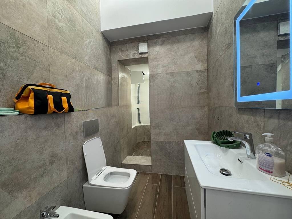 NEAR SQUARE 21, WE OFFER COMMERCIAL SPACE FOR RENT 800 € /Month